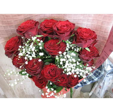 赤いバラとカスミソウの花束
